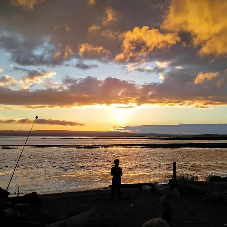 Tide-Over Flats Beach - Waterfront Stanwood Home